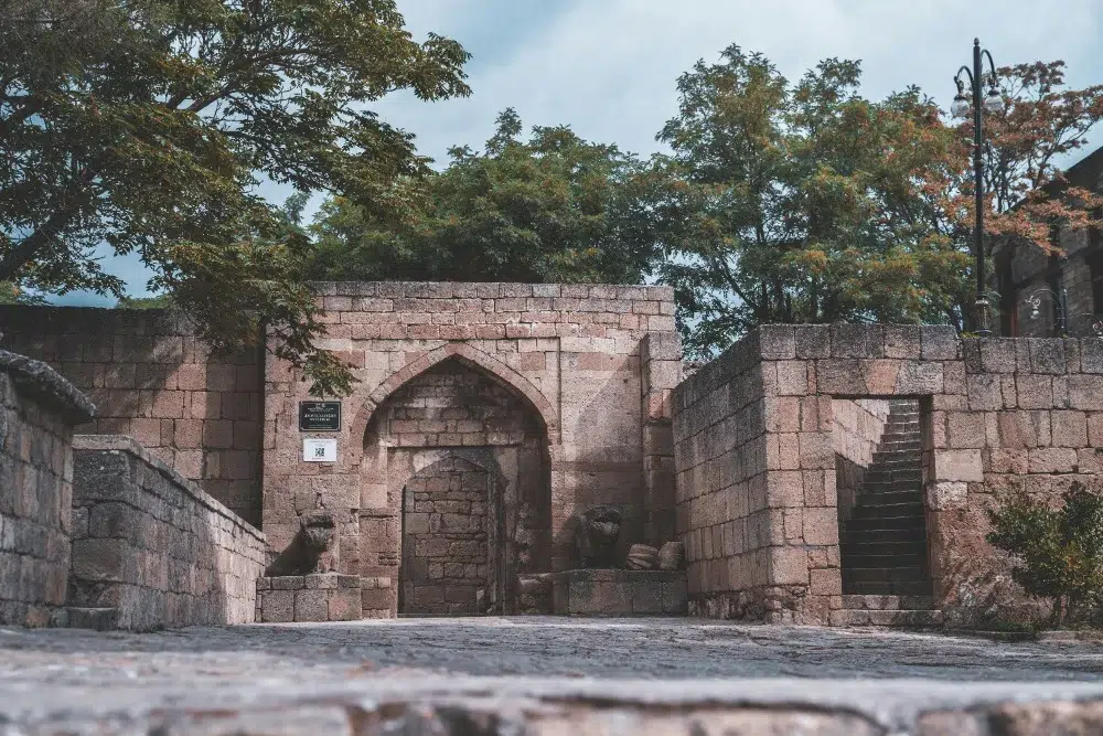 Ancienne porte en pierre au Daghestan représentant l’architecture islamique et la religion