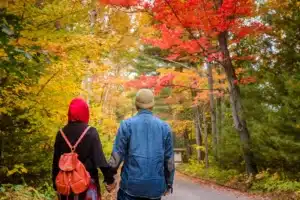 couple musulman marchant dans un jardin au canada