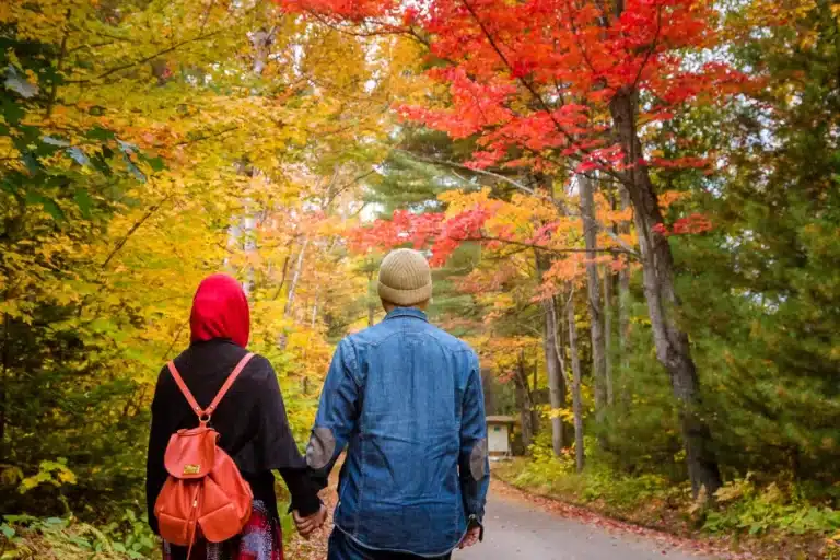 couple musulman marchant dans un jardin au canada