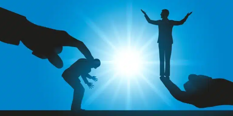 image montrant une personne élevé et une autre rabaissé est discriminé