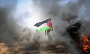 Drapeau palestinien portée par un habitant