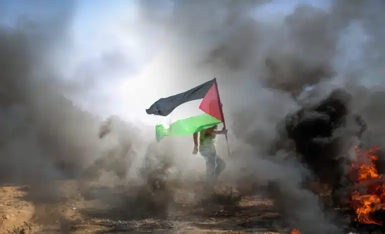 Drapeau palestinien portée par un habitant