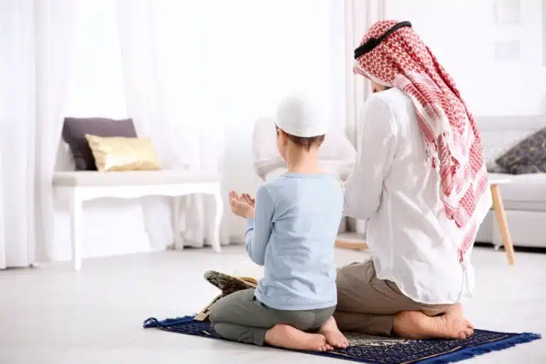 Un pere et son fils musulman durant la priant