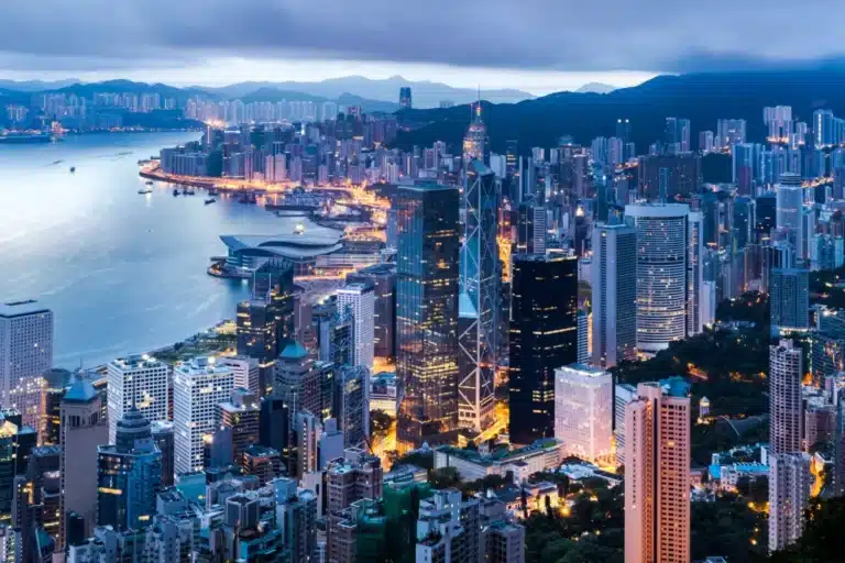 skyline de Hong Kong la nuit avec les bâtiments illuminé