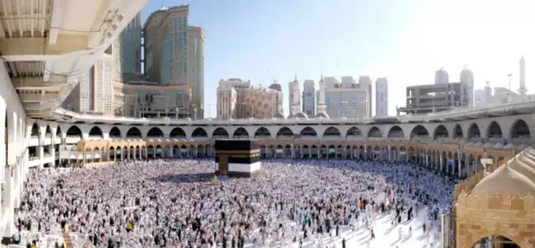 image de la Kaaba a la Mecque avec les fidèles autours