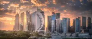 Vue sur la skyline de doha au Qatar lors d'un couché de soleil