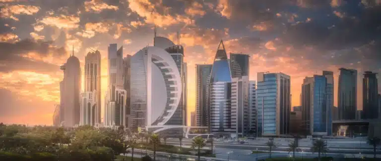 Vue sur la skyline de doha au Qatar lors d'un couché de soleil