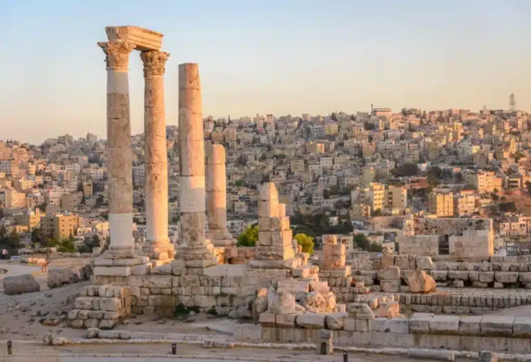 ruine en jordanie avec une ville au fond