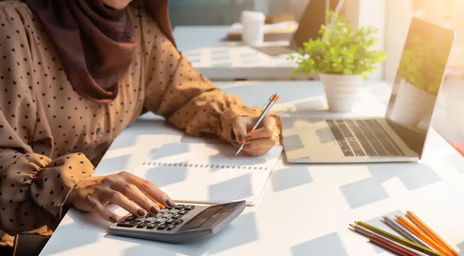 image d'une femme musulmane travaillant sur un bureau