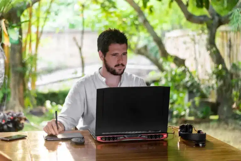 entrepreneuriats un lieux exotique sur son téléphone