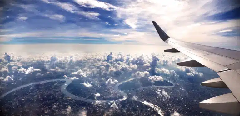 image d'un avion volant avec beau paysage un nouveau départ