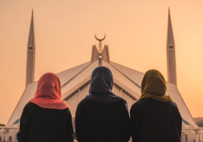 3 femmes en hijab regardant un monument a l'etranger