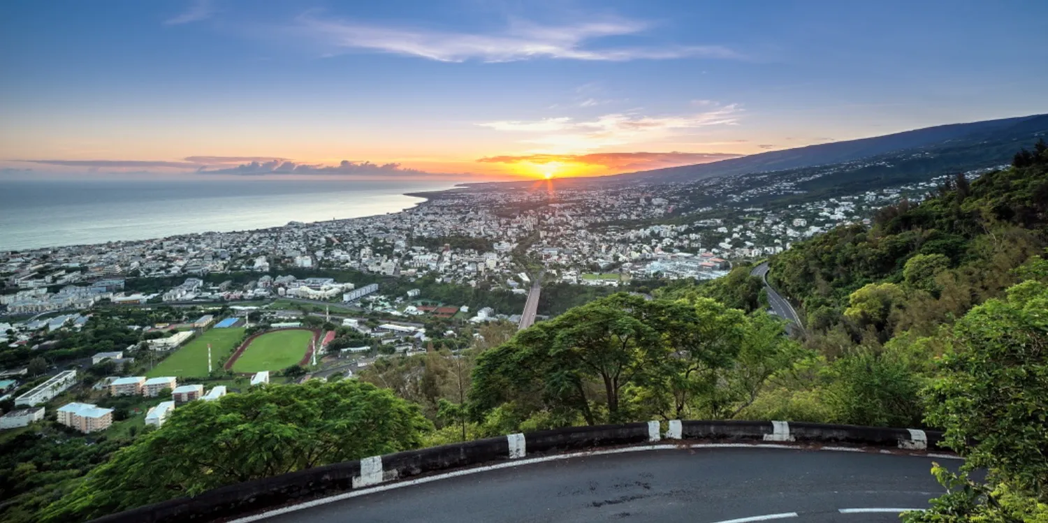 ile de la réunion panorama avec jungle et maison