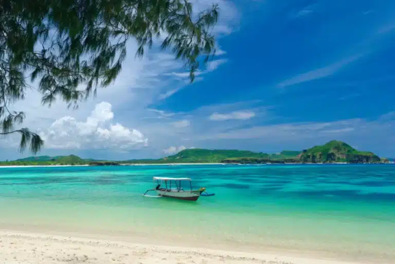 image d'une ile paradisiaque a Lombok en indonesie