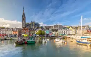 vue sue une ville en Irlande avec un canal et la ville