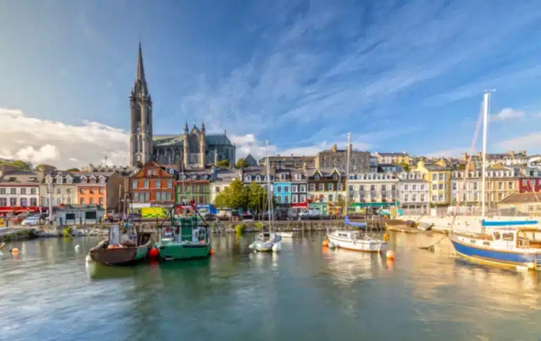 vue sue une ville en Irlande avec un canal et la ville