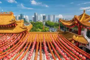 kuala lamper vue depuis un temple sur la ville