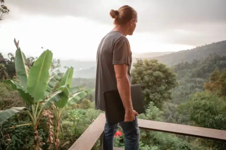 normale digital travaillant a Bali avec une vue sur la jungle