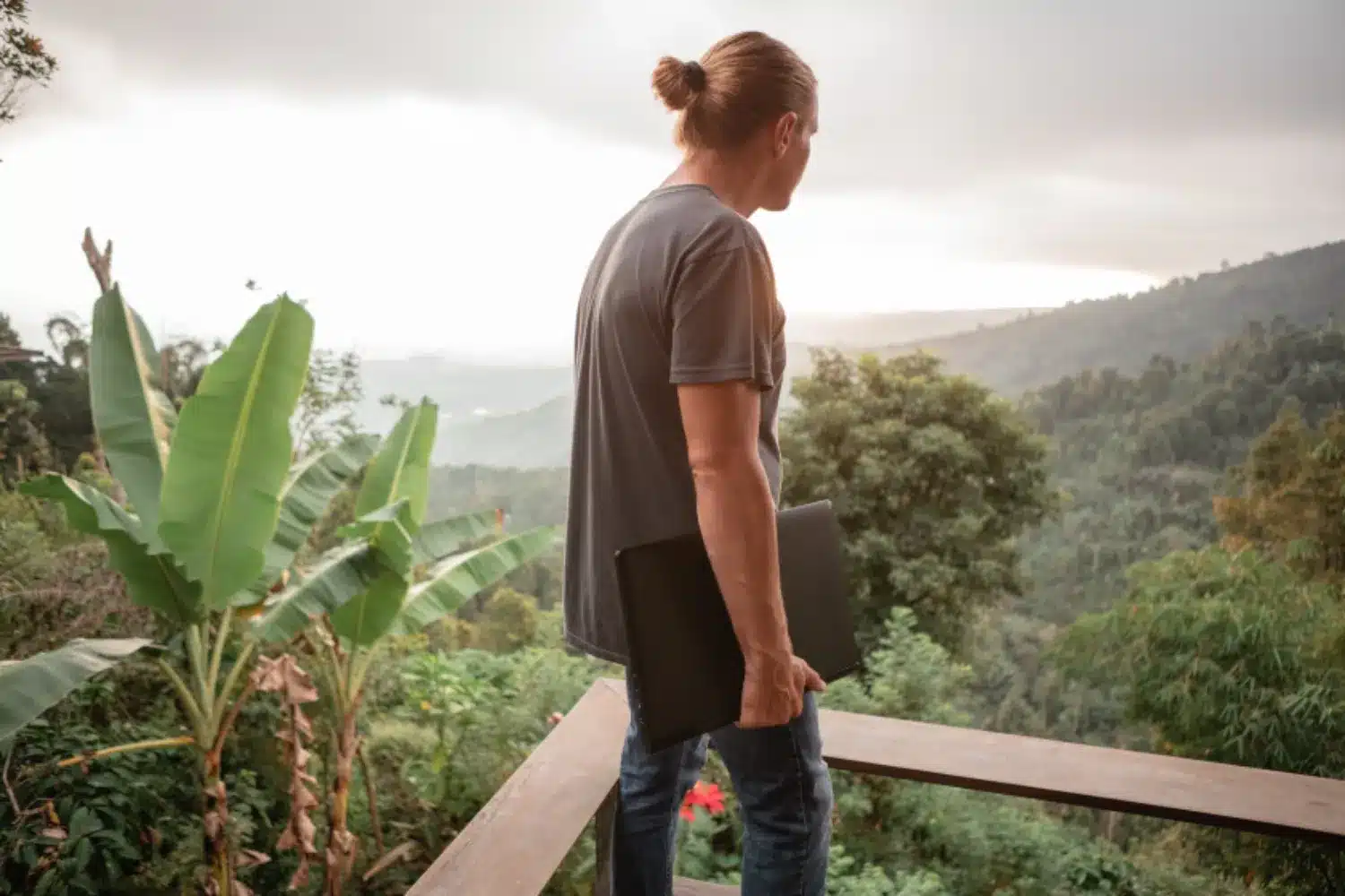 normale digital travaillant a Bali avec une vue sur la jungle