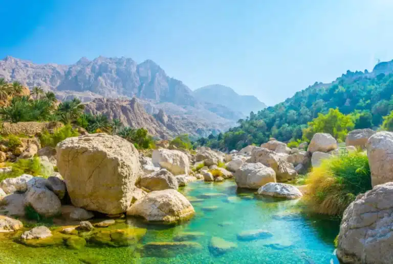 Lagon aux eaux turquoise à Wadi Tiwi, en Oman.