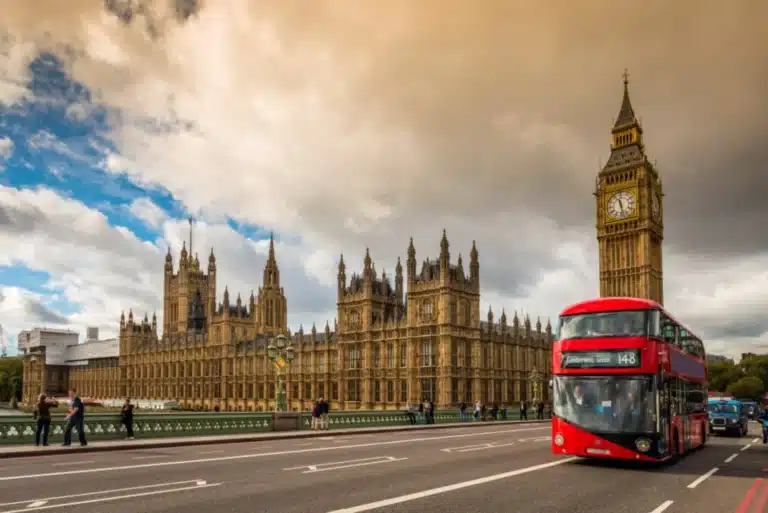 vue sur la ville de Londres avec un bus sur la route
