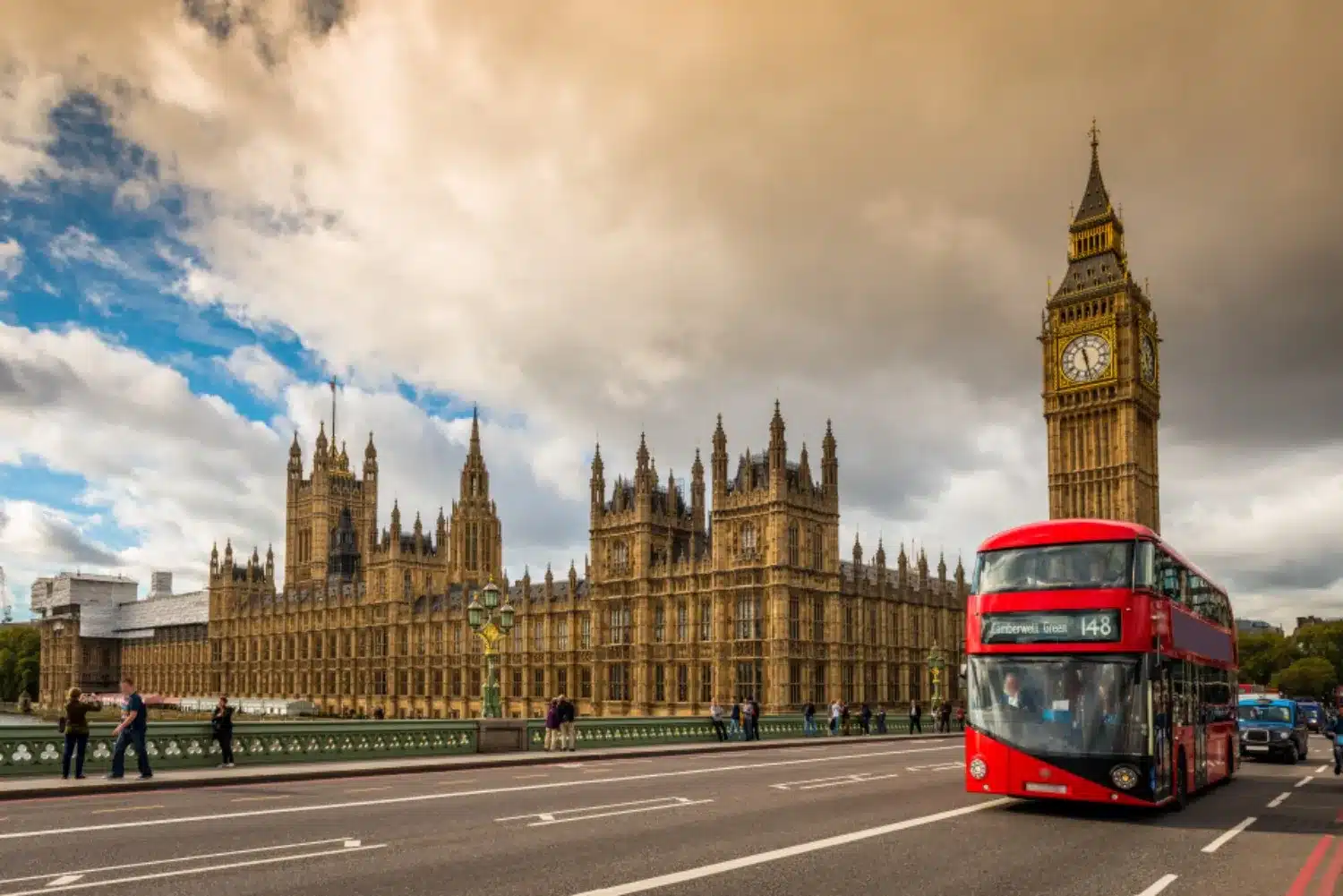 vue sur la ville de Londres avec un bus sur la route