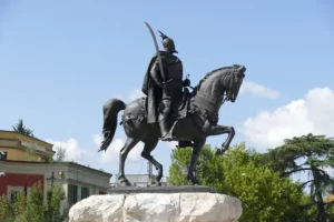 Statue équestre de Skanderbeg sur la place principale de Tirana, un symbole historique fort au cœur de la capitale de l’Albanie.