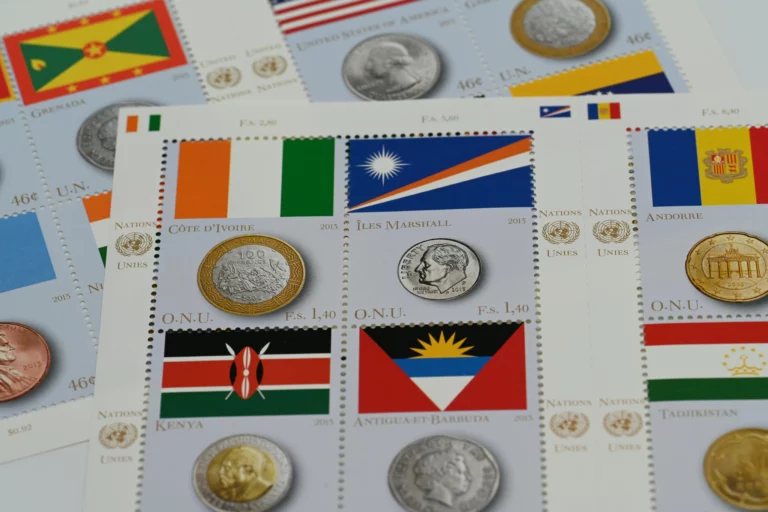 Timbres internationaux illustrant différentes monnaies et drapeaux, dont celui de l’Andorre, symbolisant l’environnement fiscal unique du pays dans un contexte global.
