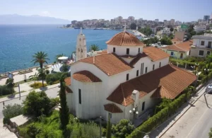 Église orthodoxe en bord de mer à Saranda, Albanie, illustrant la présence chrétienne dans la diversité religieuse albanaise.