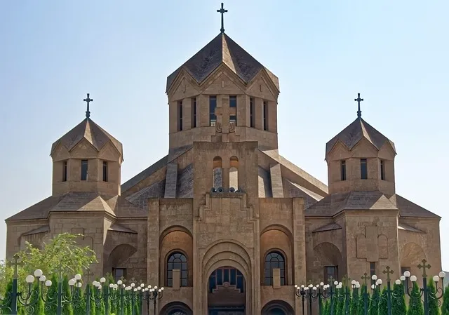 Vue frontale de la cathédrale Saint-Grégoire l’Illuminateur à Erevan, Arménie, mettant en valeur son architecture imposante et ses symboles chrétiens caractéristiques de la religion arménienne.