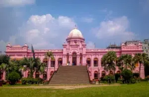 Façade rose du palais Ahsan Manzil à Dhaka, capitale du Bangladesh, avec son dôme blanc et son architecture coloniale emblématique.