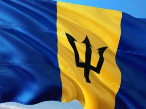 Drapeau de la Barbade avec trident noir centré sur une bande jaune, encadrée de deux bandes bleues – symbole de liberté et d’identité nationale.