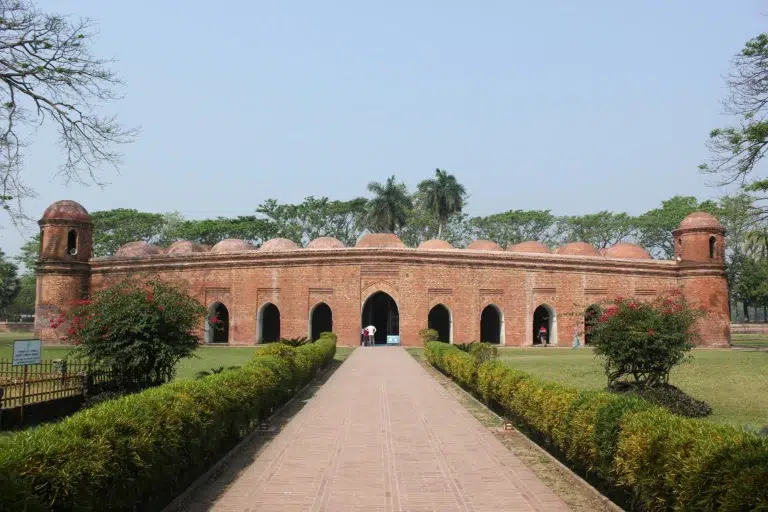 Mosquée aux soixante dômes à Bagerhat, patrimoine mondial de l’UNESCO et témoin de l’importance de l’islam dans la religion au Bangladesh.