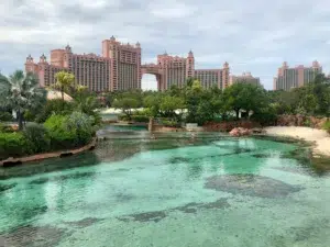 Vue du célèbre complexe Atlantis à Nassau, la capitale des Bahamas, avec ses eaux turquoise et ses jardins tropicaux luxuriants.