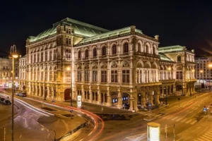 Vue nocturne de l'Opéra national de Vienne, emblématique d'une grande ville d'Autriche et de son patrimoine culturel.