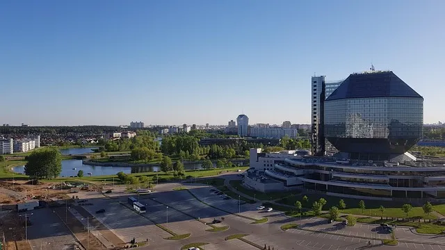 Vue panoramique de la Bibliothèque nationale de Biélorussie à Minsk, symbole de la culture et de la diversité linguistique en Biélorussie – langue biélorusse et russe cohabitent dans l’espace public.