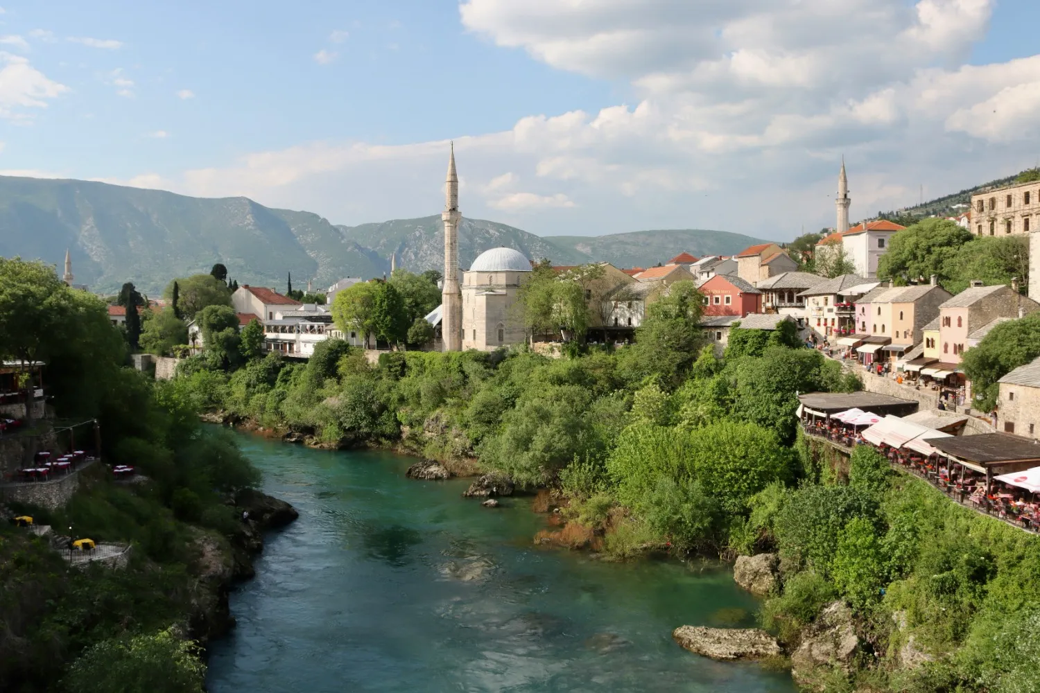 Mosquée historique de Mostar en Bosnie-Herzégovine, bordée par la rivière Neretva, symbole du patrimoine musulman du pays.