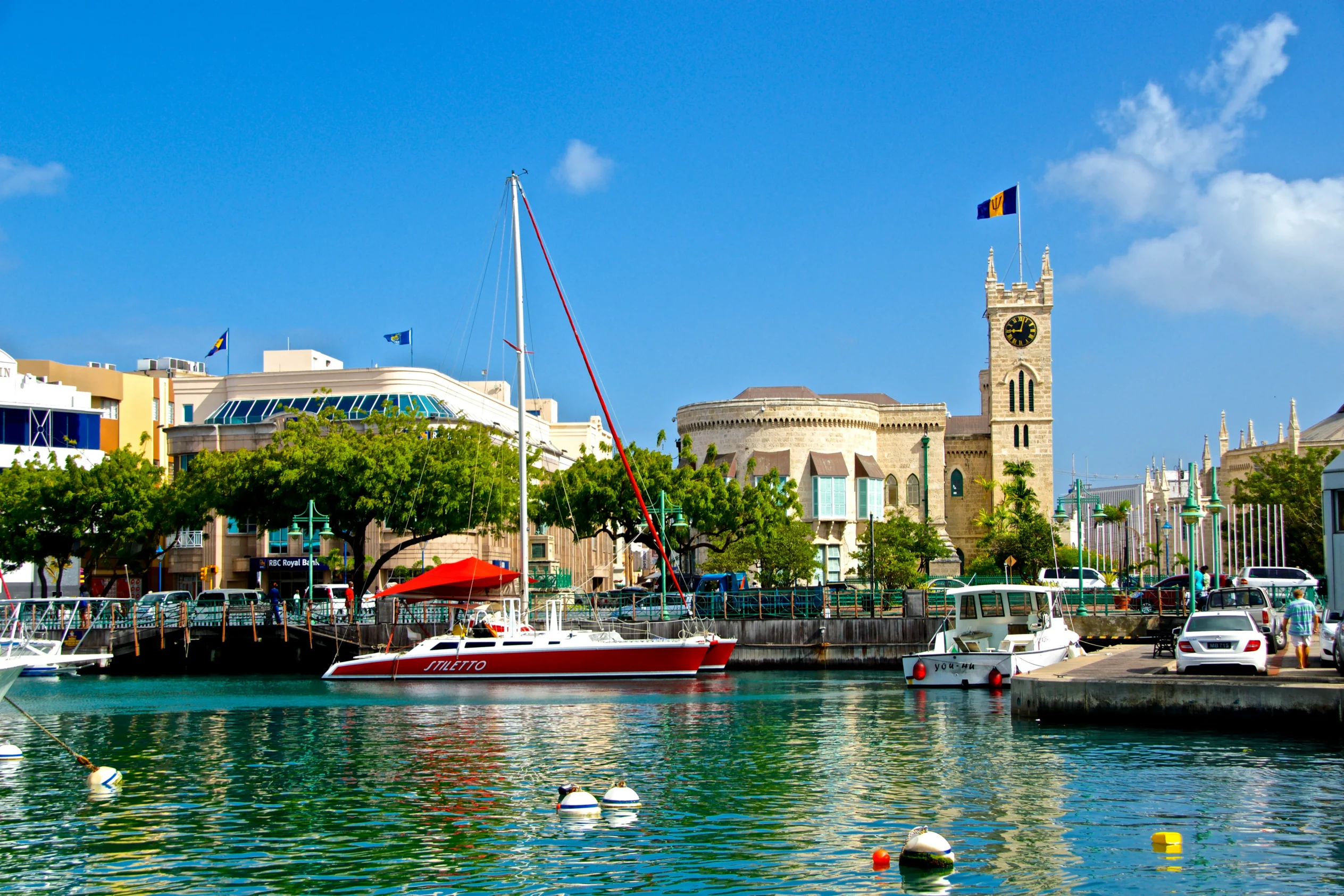Vue ensoleillée de Bridgetown, capitale de la Barbade, avec ciel bleu, mer calme et bâtiments coloniaux, typique du climat tropical de l'île.