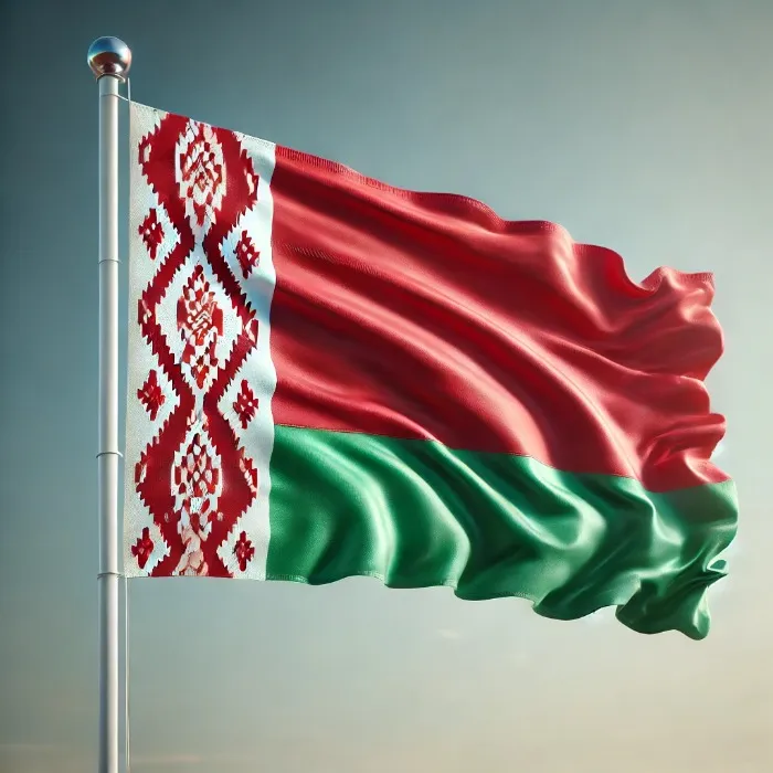 Le drapeau de la Biélorussie flottant au vent, composé d’une large bande rouge en haut, d’une bande verte en bas et d’un motif traditionnel rouge et blanc vertical sur la gauche, symbolisant l’identité culturelle et nationale biélorusse