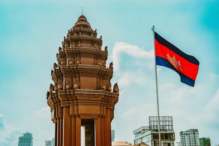 Drapeau du Cambodge flottant près du Monument de l’Indépendance à Phnom Penh.
