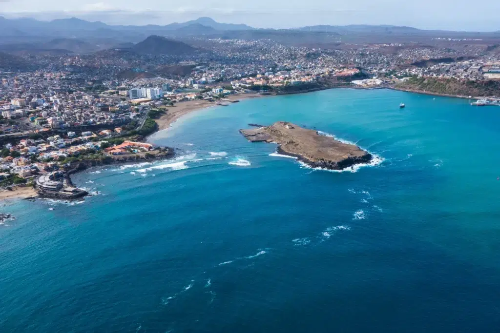 Vue aérienne de la ville de Praia au Cap-Vert avec son littoral, ses plages et l’océan Atlantique.