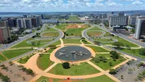 Vue aérienne de Brasília, capitale du Brésil, avec ses bâtiments modernes, ses fontaines et ses larges avenues en forme géométrique.