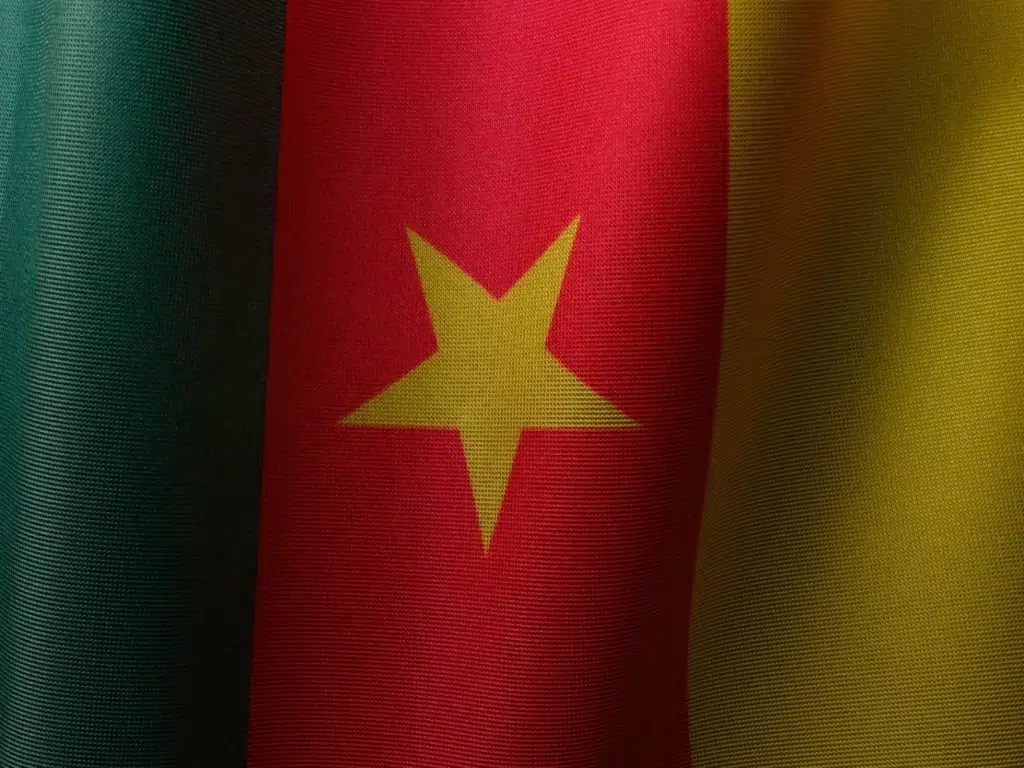 Gros plan sur le drapeau du Cameroun montrant l’étoile jaune au centre