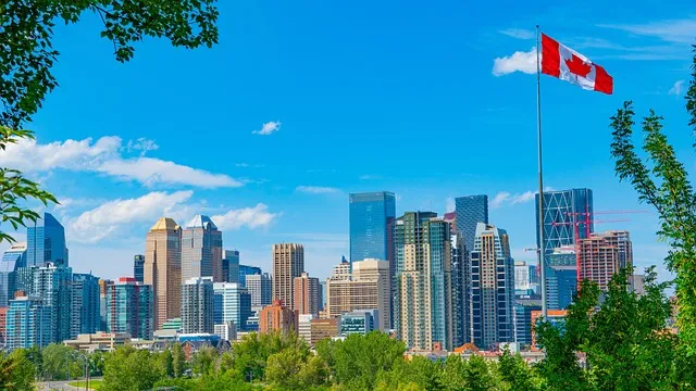 Ville de Calgary avec le drapeau du Canada en premier plan