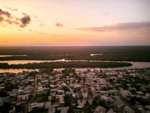 Ville au Cameroun au bord d’un fleuve, illustration de la diversité linguistique du pays