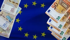 Billets d’euros et de leva, la monnaie bulgare à 3 lettres, posés sur un drapeau de l’Union européenne.