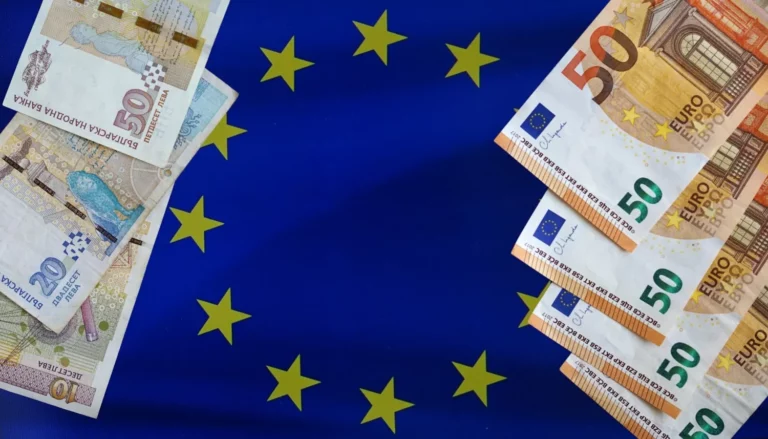 Billets d’euros et de leva, la monnaie bulgare à 3 lettres, posés sur un drapeau de l’Union européenne.