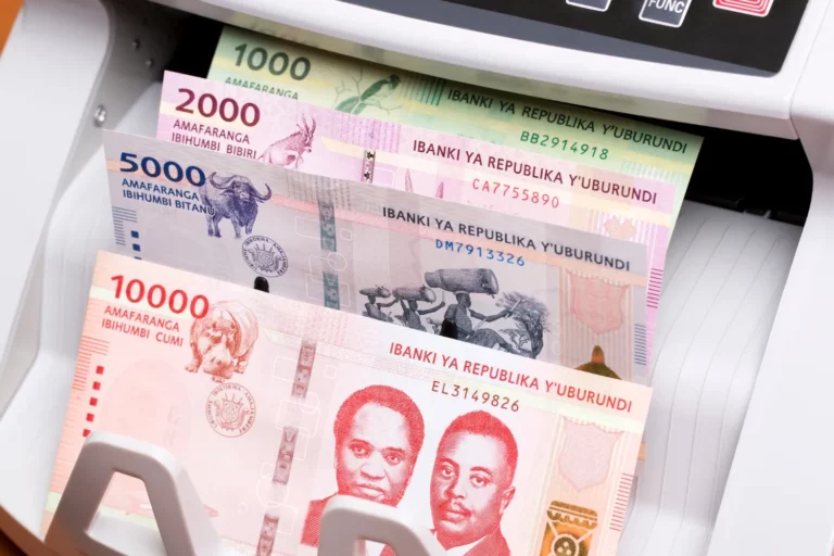 Billets de franc burundais (monnaie du Burundi) de différentes coupures dans une machine à compter l’argent.