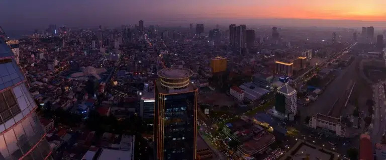 Vue aérienne nocturne de Phnom Penh, capitale du Cambodge, où le riel cambodgien et le dollar américain circulent comme monnaies principales.