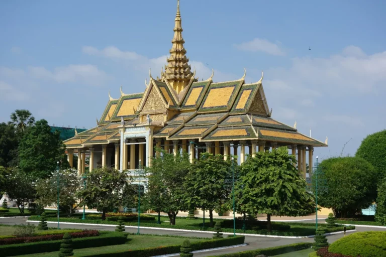 Vue sur le Palais Royal de Phnom Penh, capitale du Cambodge, avec ses toits dorés et jardins soigneusement entretenus.